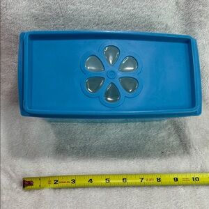 Vintage Rubbermaid Aqua 2-Quart Container